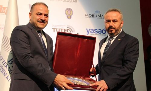 Bilişim Medyası Derneğinden Bahçeşehir Kolejine Ödül